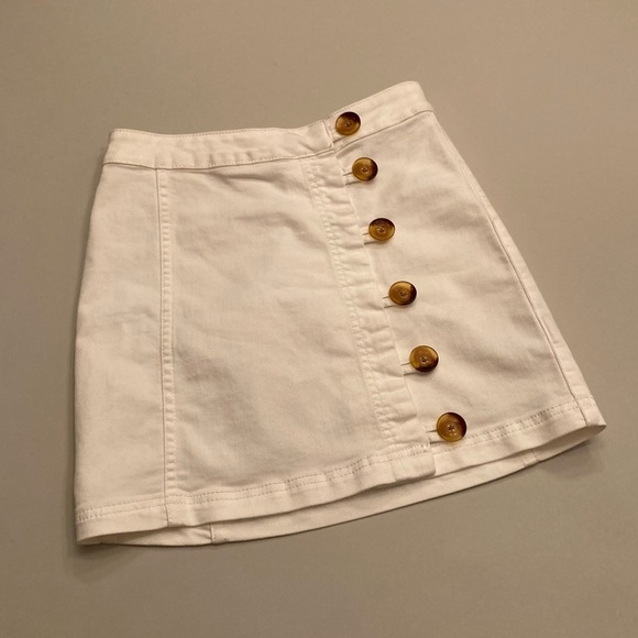 a white jean skirt with buttons - Picture 1 of 4